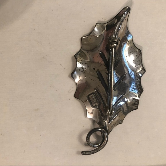 Sterling Silver Vintage Satin Finish Leaf Brooch - Picture 4 of 4